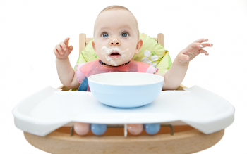 Should your baby learn to eat solid foods by baby-led weaning?