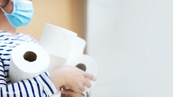 Sick woman hoarding tissue paper during coronavirus pandemic  | Free  photo - 2301624