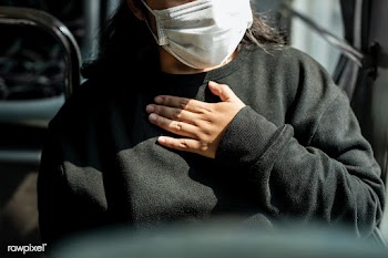 Sick woman in a mask having a difficulty breathing during coronavirus .. | Free  photo - 2292805