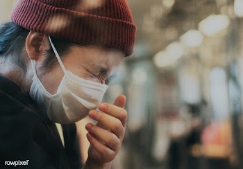 Sick woman in a mask sneezing in a train during coronavirus pandemic | Free  photo - 2293315