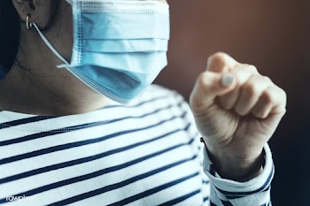 Sick woman wearing a face mask to stop the spread of coronavirus | Free  photo - 2301018