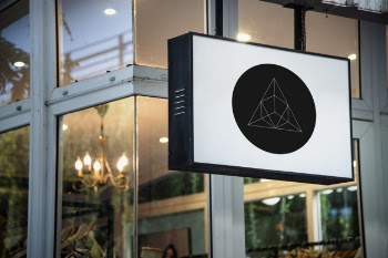 Sign mockup outside of a shop Free Psd