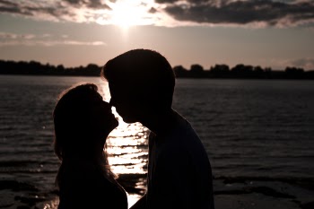Silhouette Photo of Man and Woman Kissing
