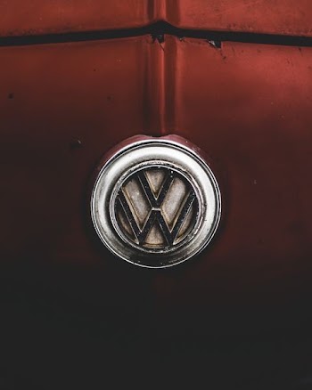 silver-colored Volkswagen emblem
