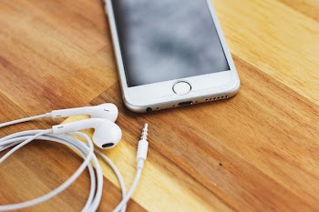 Silver Iphone 6 With White Apple Earpods