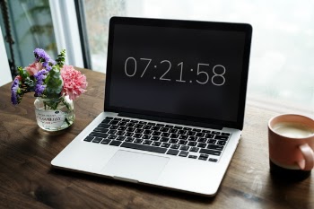 Silver Macbook Pro Displaying 7:21:58