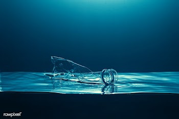 Single use plastic bottle floating in the ocean | Free  photo - 2318921