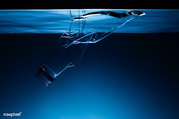 Single use plastic bottle floating in the ocean | Free  photo - 2318927