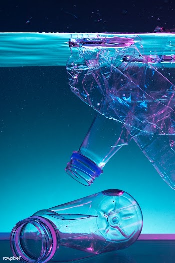 Single use plastics polluting the waters | Free  photo - 2328221