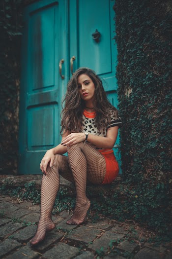 Sitting Woman Wearing Leopard Print Short-sleeved Shirt