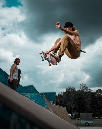 Skateboarder doing FS Indy grab