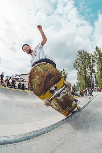 Skateboarder in bowl