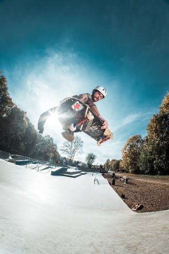 Skateboarder in skatepark doing boneless.
