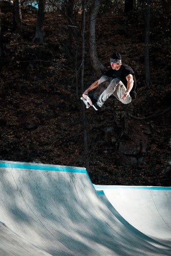 Skateboarder Jan Tomšovský doing fs indy grab transfer over the hip in bowl ;-) 