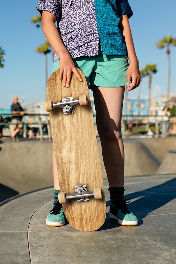 Skater girl, at a skatepark in Venice Beach,… | Free stock photo | High Resolution image