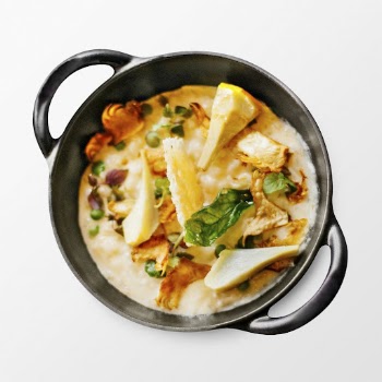 Skillet stew white background, food | Free Photo - rawpixel