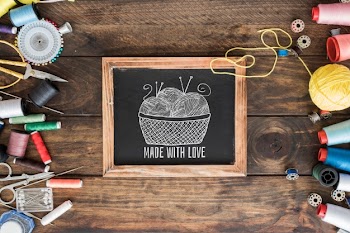 Slate mockup with sewing concept Free Psd