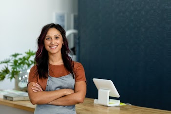 Small business owner at a cash register | Free stock photo | High Resolution image