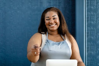 Small business owner at a cash register | Free stock photo | High Resolution image