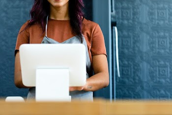 Small business owner at a cash register | Free stock photo | High Resolution image