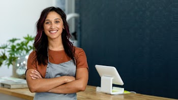 Small business owner at a cash register | Free stock photo | High Resolution image