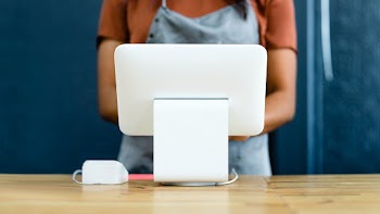 Small business owner at a cash register | Free stock photo | High Resolution image