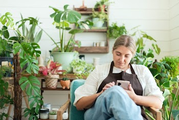 Small business owner using mobile phone | Free stock photo | High Resolution image