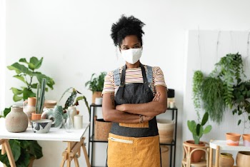 Small business owner wearing a mask | Free stock photo | High Resolution image