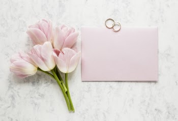 Small flowers bouquet with engagement rings Free Photo