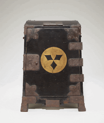 small rectangular chest with flared | Free Photo - rawpixel