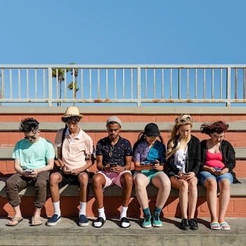 Smartphone addiction, youth social issues | Free stock photo | High Resolution image
