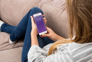 Smartphone mockup with woman chilling on couch Free Psd