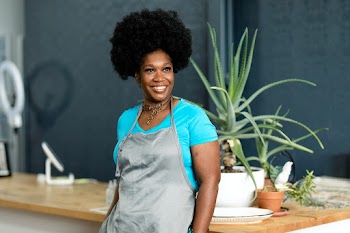 Smiling small beauty salon owner | Free stock photo | High Resolution image