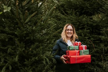 Smiling woman carrying many boxes | Free Photo - rawpixel