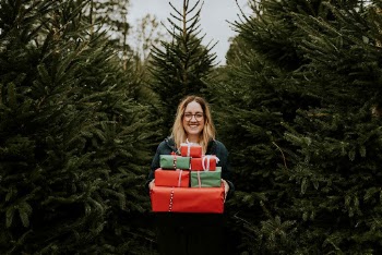 Smiling woman carrying many boxes | Free Photo - rawpixel