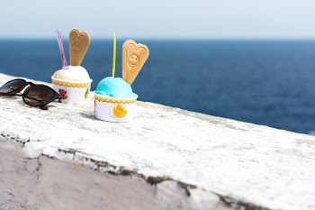 Smurf ice cream by the sea 