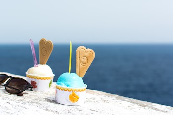 Smurf ice cream by the sea 