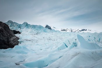 snowy mountain during daytime