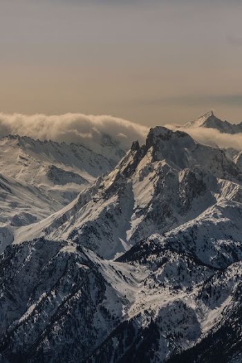 snowy mountain during daytime