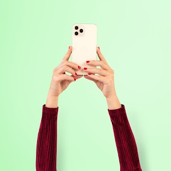 Social media audience person filming through… | Free stock photo | High Resolution image