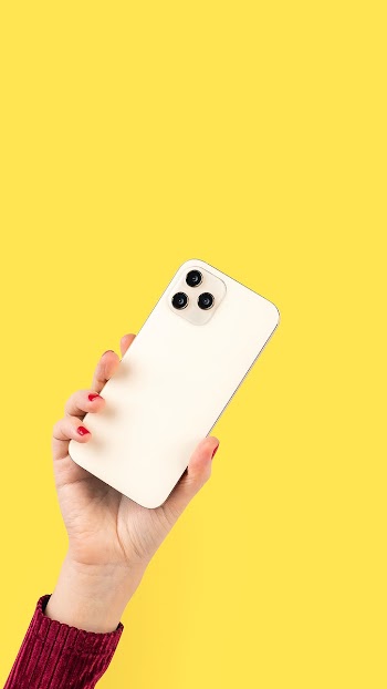 Social media audience person filming through… | Free stock photo | High Resolution image
