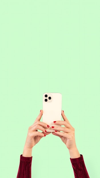 Social media audience person filming through… | Free stock photo | High Resolution image