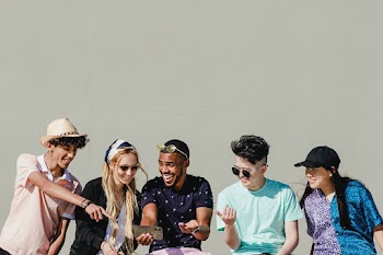 Social media share, teens watching viral… | Free stock photo | High Resolution image