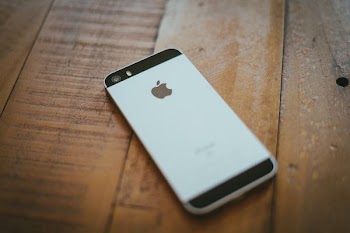 space gray iPhone 5s on brown wooden floor