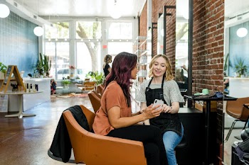 Specialist advising the customer suitable… | Free stock photo | High Resolution image