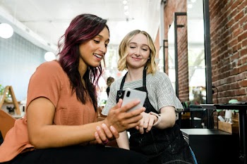 Specialist advising the customer suitable… | Free stock photo | High Resolution image