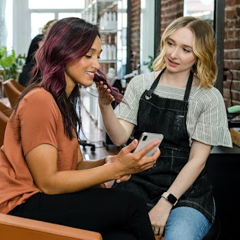 Specialist advising the customer suitable… | Free stock photo | High Resolution image