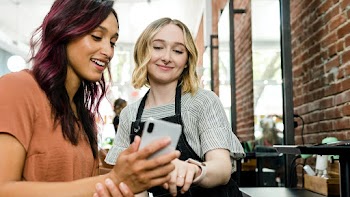 Specialist advising the customer suitable… | Free stock photo | High Resolution image