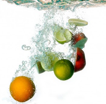 Splash water with freshnes fruits Free Photo