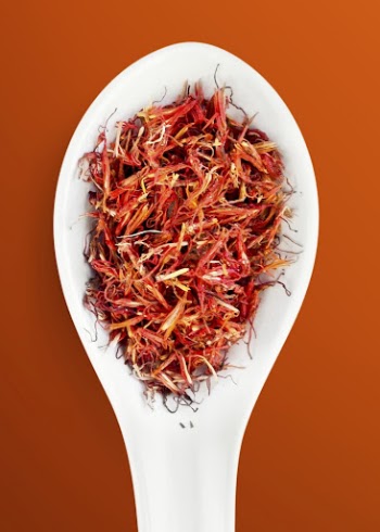 Spoon with red herbs psd | Free PSD - rawpixel
